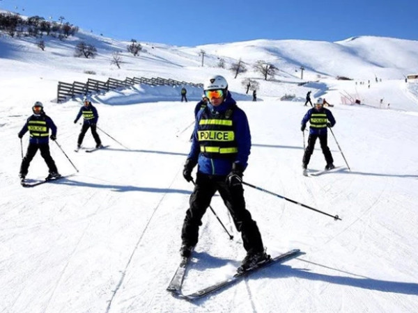 Ski პატრული, რომელიც ზამთრის კურორტებზე 2016 წლიდან პატრულირებდნენ, გასულ სეზონზე აღარ გამოჩენილან. ამან კი, ზამთრის კურორტებზე გამოწვევები შექმნა.   დამსვენებლები ამბობდნენ, რომ განსაკუთრებული პრობლემა სათხილამურო ტრასებზე თოვლმავალი ტრანსპორტის უკონტროლ
