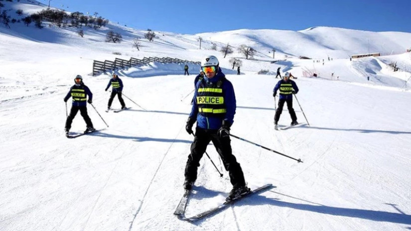Ski პატრული, რომელიც ზამთრის კურორტებზე 2016 წლიდან პატრულირებდნენ, გასულ სეზონზე აღარ გამოჩენილან. ამან კი, ზამთრის კურორტებზე გამოწვევები შექმნა.   დამსვენებლები ამბობდნენ, რომ განსაკუთრებული პრობლემა სათხილამურო ტრასებზე თოვლმავალი ტრანსპორტის უკონტროლ