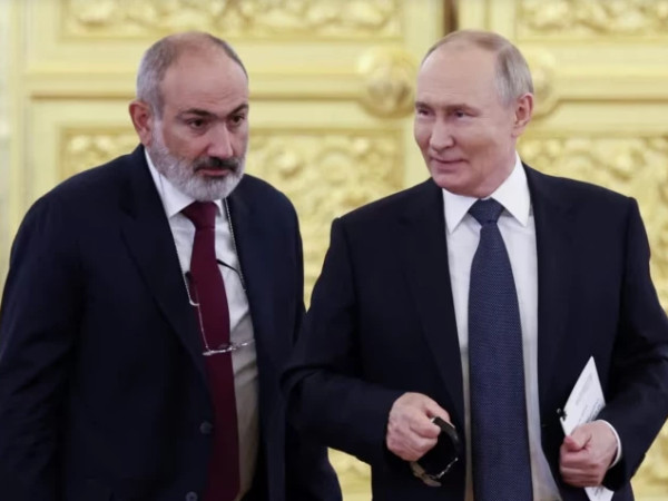 ნიკოლ ფაშინიანი და ვლადიმირ პუტინი